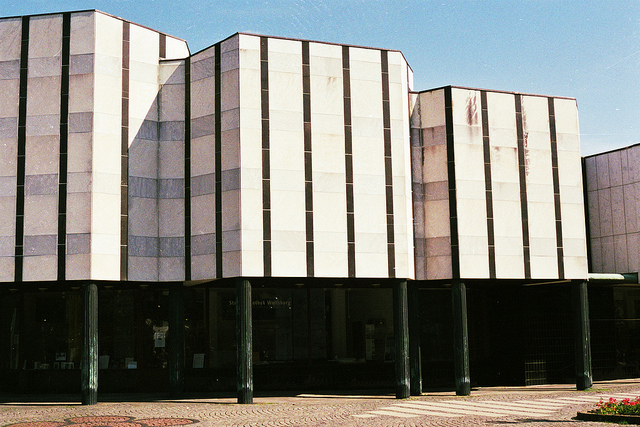 Archivo:Aalto.wolfsburg cultural center.1.jpg