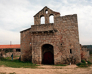 Archivo:Iglesia de Navalquejigo.jpg