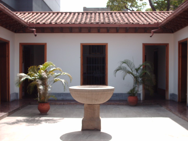 Archivo:Patio central - casa de Bolívar.JPG
