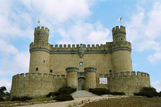 Archivo:Manzanares el Real- fachada del Castillo.jpg