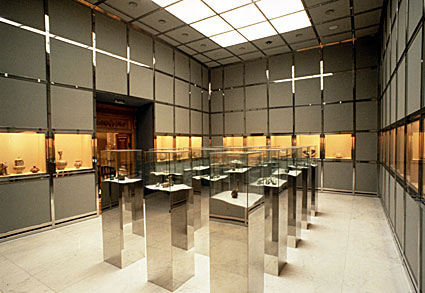 Archivo:HansHollein.Museo del cristal y cerámica.jpg