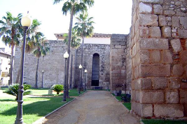 Archivo:Alcazaba merida.jpg