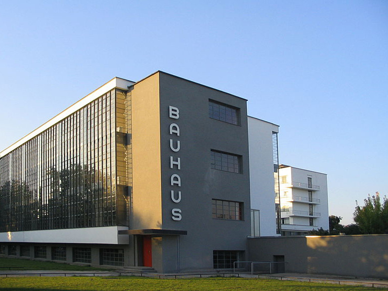 Archivo:Bauhaus-Dessau main building.jpg