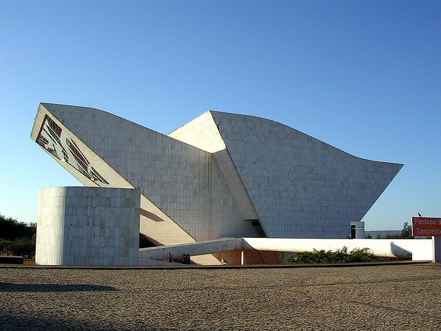 Archivo:Niemeyer.PanteonTancredoNeves.jpg