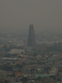 La Torre, fotografía tomada desde el mirador de la Torre Latinoamericana en un día con Smog.