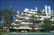 Apartamentos “Las Terrazas” en Punta de La Mona, La Herradura, Granada. (1964-1965), junto con Antonio Miró.