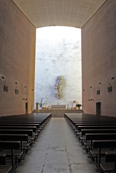 Archivo:Vista interior hacia el altar.jpg