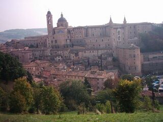 Vista de Urbino con el Palacio Ducal y la Catedral.