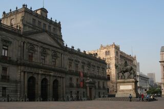 Plaza Tolsá, con la estatua de "El Caballito", mirando hacía el Palacio de Minería.