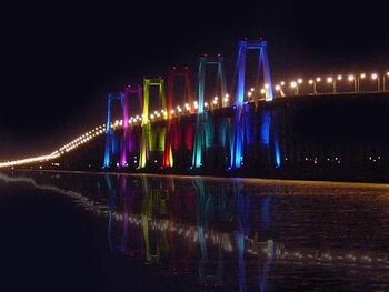 El puente "Rafael Urdaneta" sobre el Lago de Maracaibo, Venezuela, En este puente se encuentra el monumento de luces más grande de América Latina y el tercero del mundo.