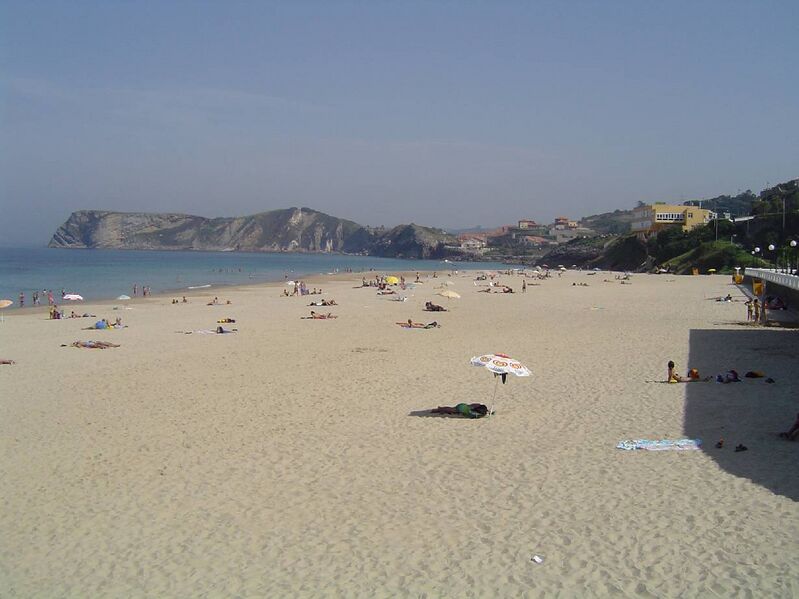 Archivo:Beach in Santander.jpg