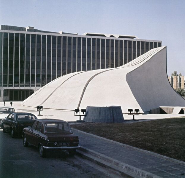 Archivo:Niemeyer.BolsaTrabajoBobigny.jpg