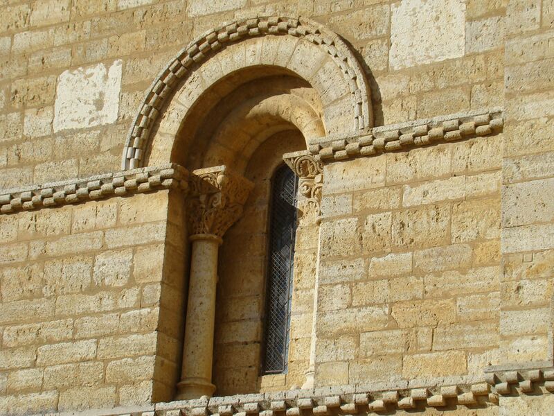 Archivo:Palencia Fromista ventana romanica ajedrezado lou.jpg