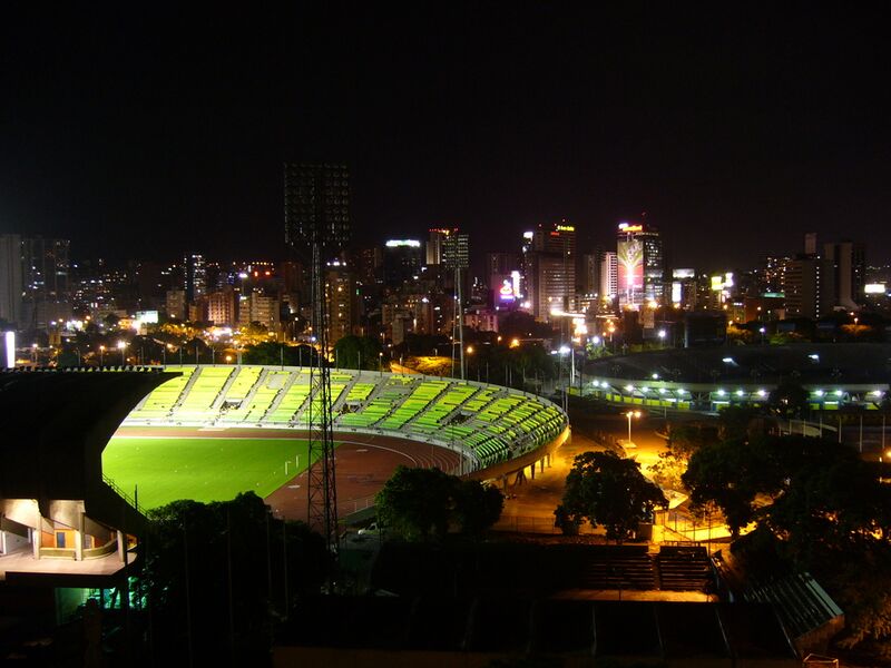 Archivo:Estadios de la UCV vista nocturna.jpg