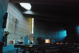 Vista interior de presbiterio junto con las diferentes entradas de luz