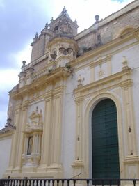 Pilastras pareadas en la Iglesia de Santiago (Utrera).