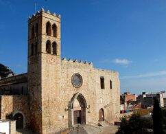 Fachada del castillo-palacio de los Cabrera en Blanes adosado a la iglesia