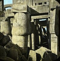 Capitel cerrado en Templo de Karnak[2]