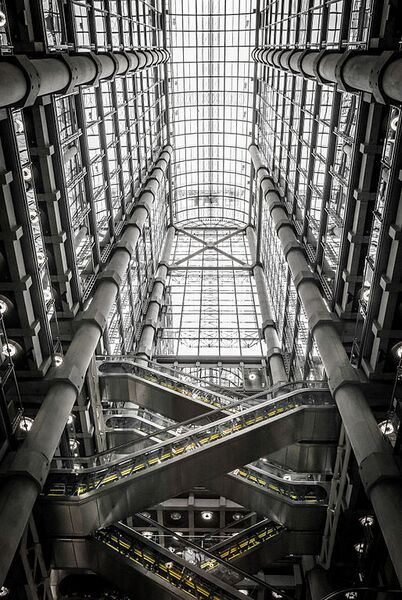 Archivo:Lloyd's Building - Atrium looking up.jpg