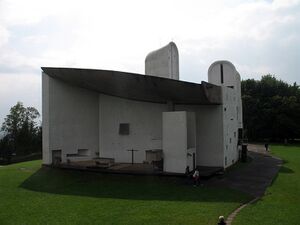 La Capilla Notre Dame du Haut en Ronchamp es una de las obras más conocidas de Le Corbusier.