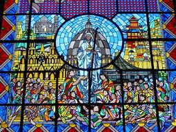 Detalle de vitral. En el centro, la Virgen María y todos los templos dedicados a ella