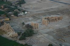 Vista aérea del Ramesseum: se ven los restos de los pilonos, las columnas de patios y santuarios, y los edificios secundarios.