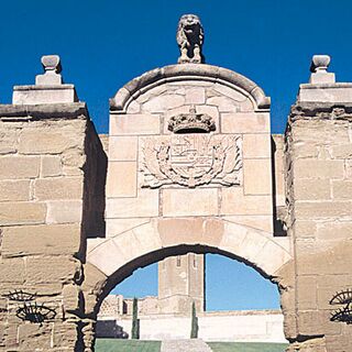 Puerta del León de acceso al recinto fortificado dondre se encuentra la Seo.