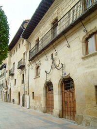 Casa de las Cadenas (en primer término) y Casa de los Urbina (al fondo), ambas del sigo XVI.