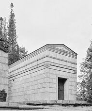 Mausoleo de la familia del canciller Hjalmar Rettigs, cementerio del Norte, Estocolmo. (1926-28)