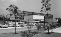 Escuela de Altos Estudios Mercantiles, Barcelona (1956-1957), junto con Rafael García de Castro Peña