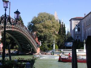 El Puente de la Academia (Ponte dell'Accademia en italiano).