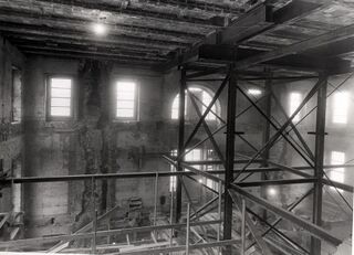 Reconstrucción Truman, 1949-1952 Primero la madera y artículos interiores fueron desmontados y almacenados, luego una estructura de acero se construyó dentro de las paredes originales. Los espacios interiores, con la mayor parte de la decoración y piso originales fueron reconstruidos dentro de la nueva estructura.