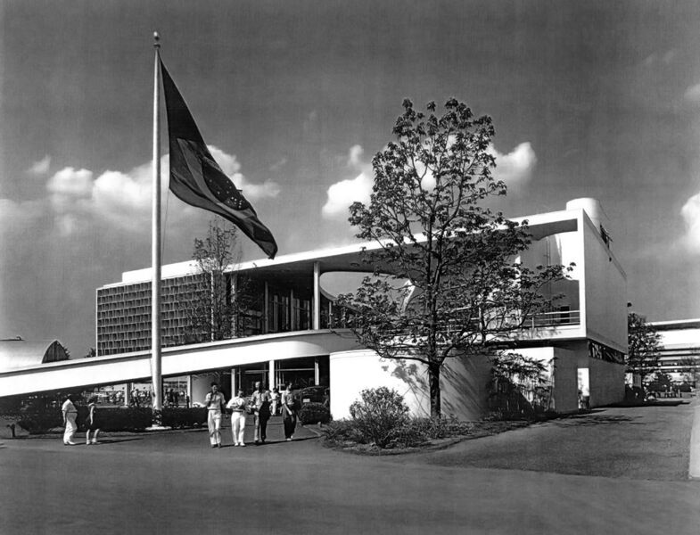 Archivo:Costa.Niemeyer.PabellonBrasil.2.jpg