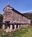 El hórreo es un granero elevado de Galicia, Asturias y Cantabria. En esta imagen aparece un hórreo gallego.