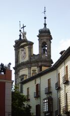 Las torres con chapiteles de la basílica asoman por encima del Palacio Arzobispal de Madrid.