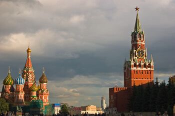 Vista de la Plaza roja con la Torre del Salvador del Kremlin de Moscú a la derecha y la Catedral de San Basilio al fondo.