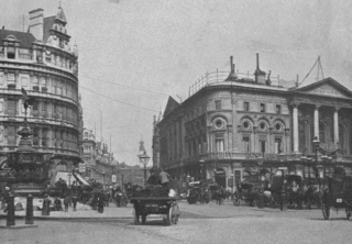 Piccadilly Circus en 1896, con una vista hacia Leicester Square vía Coventry Street. London Pavilion está situado a la derecha, y la fuente Shaftesbury memorial a la izquierda