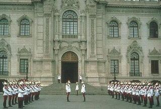 Cambio de la Guardia de Dragones (RC "Mariscal Nieto") en el Palacio de Gobierno del Perú
