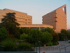 Edificio CLA, Universidad Politécnica del Estado de California, Pomona (1992)