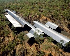 Centro de información para visitantes de Bowali, Parque Nacional Kakadu (1992-1994) en colaboración con Troppo Architects