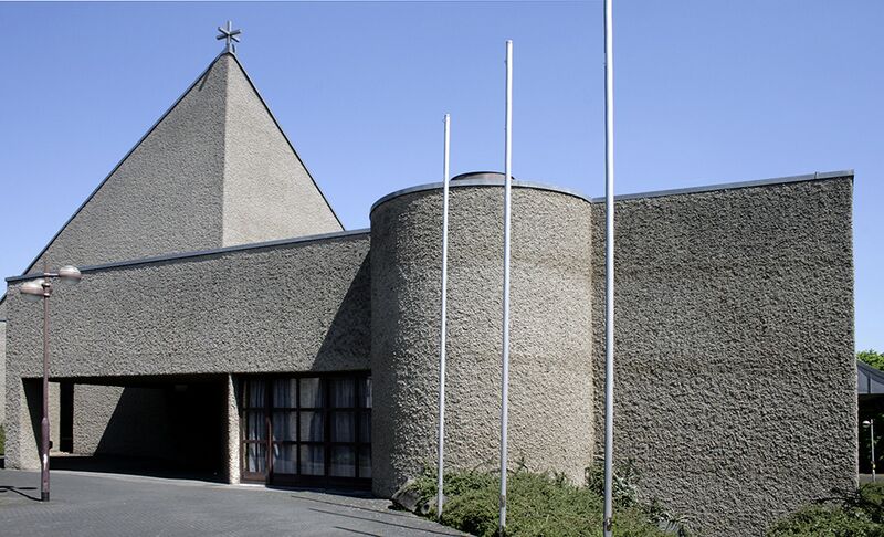 Archivo:Lindenholzhausen neue Kirche.jpg