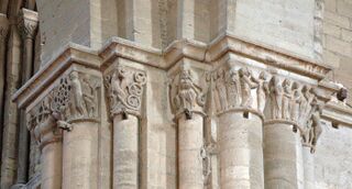Capiteles de la cabecera, uno de los más conocidos es el del atlante que sostiene un rosetón.