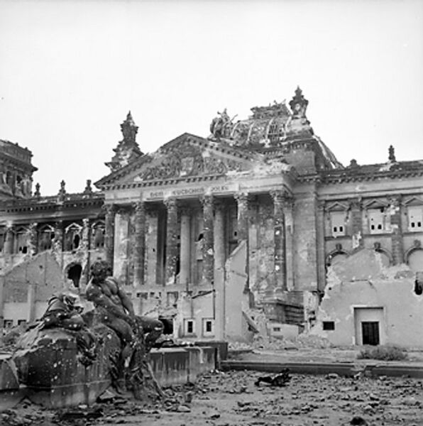 Archivo:Reichstag after the allied bombing of Berlin.jpg