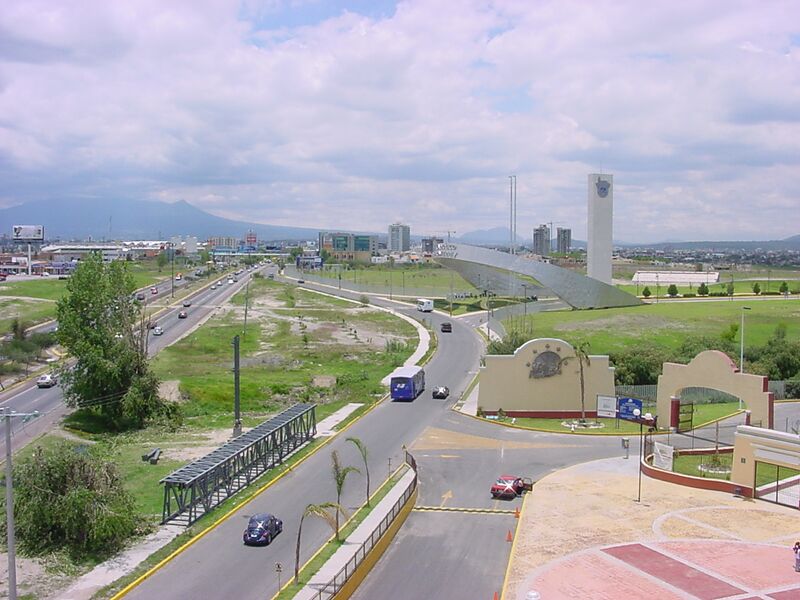 Archivo:Zona Angelopolis Puebla.jpg