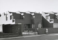 Hogar para niños, Putney, Londres (1960-1964), junto con James Gowan.