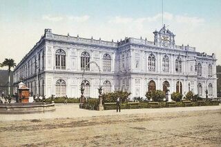 Postal a colores que muestra el Palacio de la Exposición Nacional de Lima en 1900