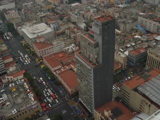 Edificio Miguel E Abed desde el mirador de la Torre Latinoamericana