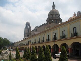 Vista de la cúpula de la catedral de Toluca con los portales en primer plano.