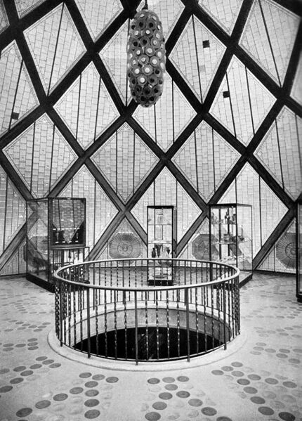Archivo:Taut Glass Pavilion interior2 1914.jpg