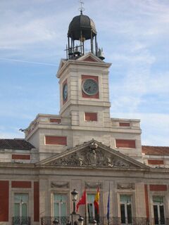 Fachada principal de la Casa de Correos en la Puerta del Sol de Madrid